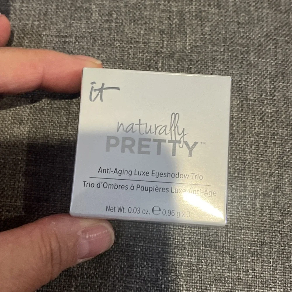 it COSMETICS Naturally Pretty Eyeshadow Trio Pretty In Winter 0.03 oz. NIB